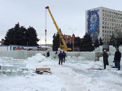 На Театральной площади начали возводить домик Деда Мороза