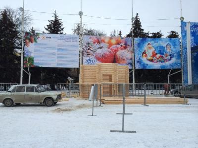 На Театральной площади начали возводить домик Деда Мороза