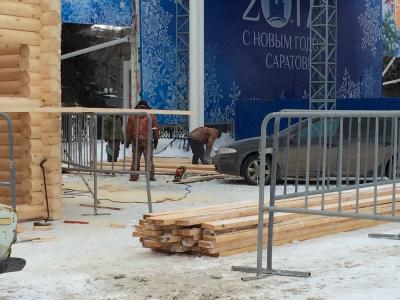 На Театральной площади начали возводить домик Деда Мороза