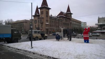 На площади Чернышевского восстановили поврежденного вандалами оленя