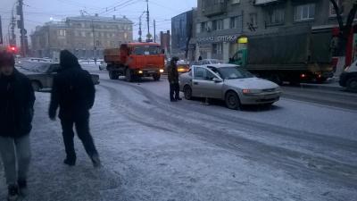 Машина коммунальной службы столкнулась с легковушкой в центре Саратова Машина коммунальной службы столкнулась с легковушкой в центре Саратова