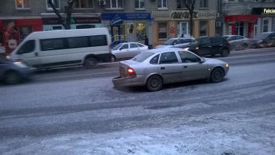Машина коммунальной службы столкнулась с легковушкой в центре Саратова Машина коммунальной службы столкнулась с легковушкой в центре Саратова