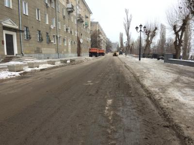 Десятки рабочих ликвидируют последствия потопа на Набережной Космонавтов