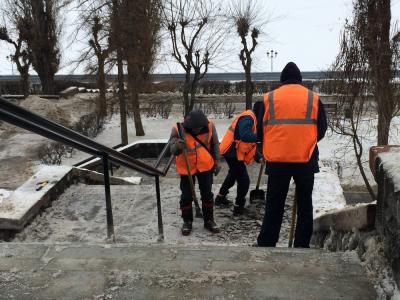Десятки рабочих ликвидируют последствия потопа на Набережной Космонавтов
