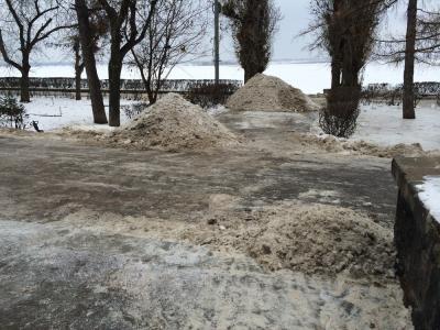 Десятки рабочих ликвидируют последствия потопа на Набережной Космонавтов