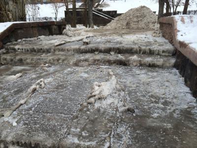 Десятки рабочих ликвидируют последствия потопа на Набережной Космонавтов