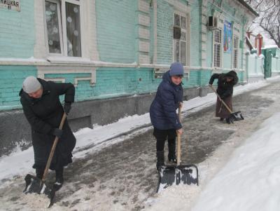 По поручению главы Саратова к уборке снега в городе привлечены сотрудники частных компаний