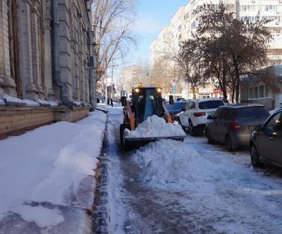 По поручению главы Саратова к уборке снега в городе привлечены сотрудники частных компаний