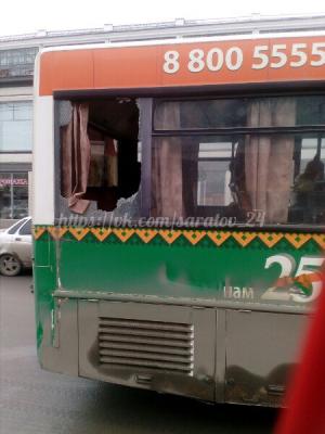 В центре Саратов столкнулись два пассажирских автобуса В центре Саратов столкнулись два пассажирских автобуса