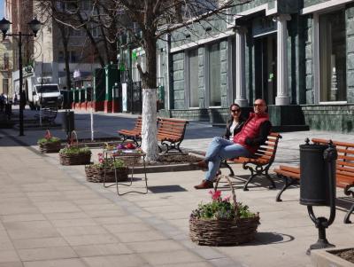На улице Волжской установили плетеные корзины с цветами
