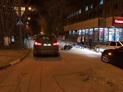 В центре Саратова мотоцикл провалился под асфальт В центре Саратова мотоцикл провалился под асфальт
