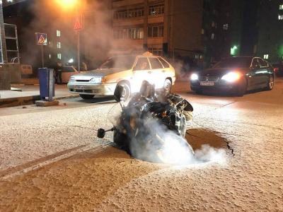 В центре Саратова мотоцикл провалился под асфальт В центре Саратова мотоцикл провалился под асфальт