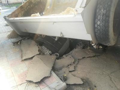 В Саратове, попав колесом в люк, перевернулся грузовик с песком