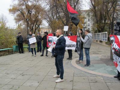 Во время митинга антифашистов националисты отправились в пивную (ФОТО)
