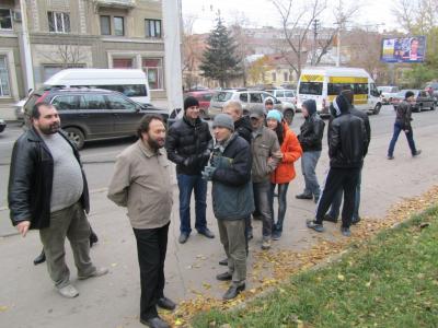 Во время митинга антифашистов националисты отправились в пивную (ФОТО)