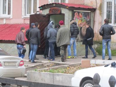 Во время митинга антифашистов националисты отправились в пивную (ФОТО)