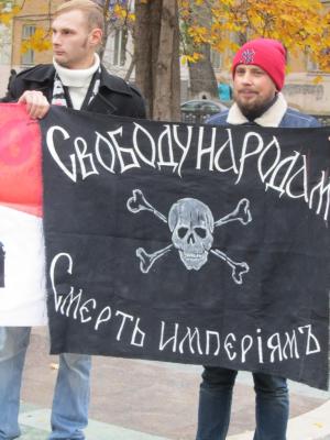 Во время митинга антифашистов националисты отправились в пивную (ФОТО)