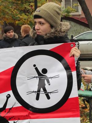 Во время митинга антифашистов националисты отправились в пивную (ФОТО)