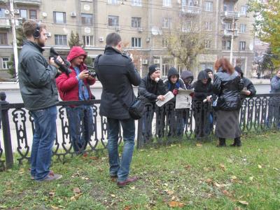 Во время митинга антифашистов националисты отправились в пивную (ФОТО)