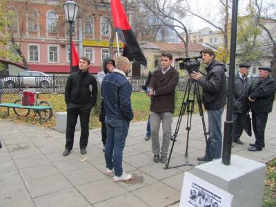 Во время митинга антифашистов националисты отправились в пивную (ФОТО)