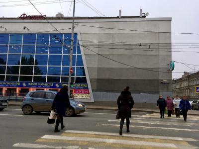 На улице Московской демонтировали гигантский рекламный баннер