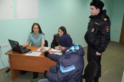 Приставы и полицейские нашли на железнодорожном вокзале 12 должников