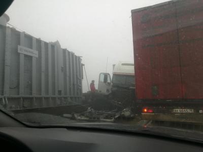 Трасса Саратов - Волгоград стоит в пробке из-за ДТП Трасса Саратов - Волгоград стоит в пробке из-за ДТП