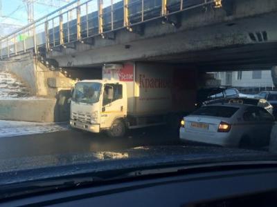 Под мостом в Саратове застрял китайский грузовик Под мостом в Саратове застрял китайский грузовик
