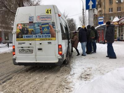 На остановках транспорта в Саратове ищут желающих зарабатывать 60 тысяч рублей