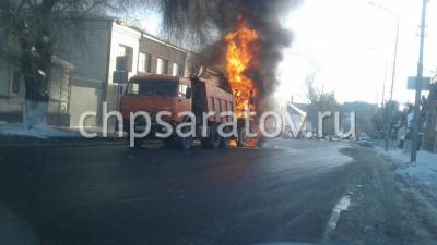 В центре Саратова сгорел экскаватор В центре Саратова сгорел экскаватор