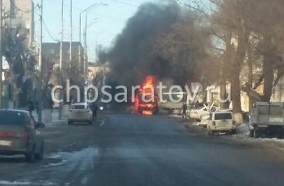 В центре Саратова сгорел экскаватор В центре Саратова сгорел экскаватор