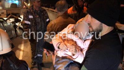 На мосту Саратов-Энгельс столкнулись легковушка и трактор