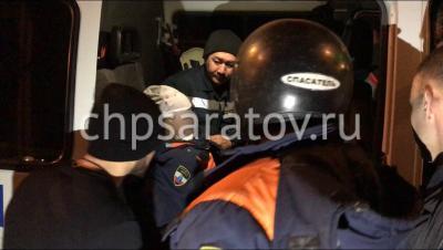 На мосту Саратов-Энгельс столкнулись легковушка и трактор