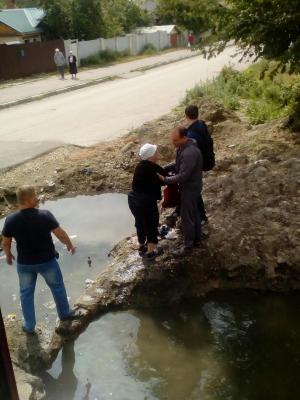 В Заводском районе женщина упала в наполненную водой яму