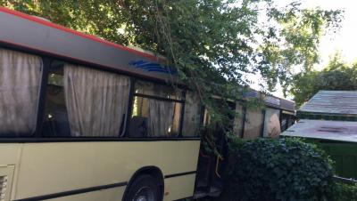 Вылетевший на Набережную Космонавтов автобус будет вытаскивать бронетранспортер Вылетевший на Набережную Космонавтов автобус будет вытаскивать бронетранспортер