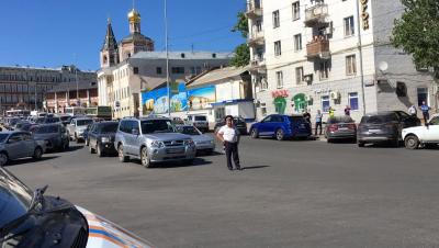 Упавший на набережную автобус удалось вытащить только с четвертой попытки