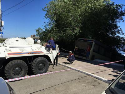 Упавший на набережную автобус удалось вытащить только с четвертой попытки