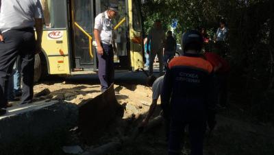Упавший на набережную автобус удалось вытащить только с четвертой попытки