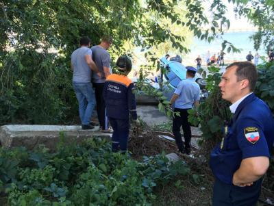 Упавший на набережную автобус удалось вытащить только с четвертой попытки