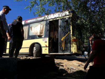 Упавший на набережную автобус удалось вытащить только с четвертой попытки