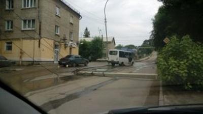 В Заводском районе упал столб В Заводском районе упал столб
