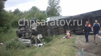 В Балашовском районе фура опрокинулась в кювет