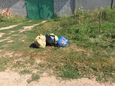 Жители Энгельсского района начали делать из мешков с мусором гирлянды