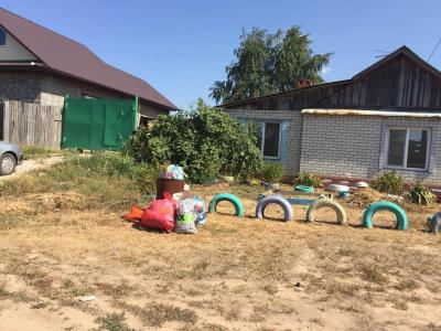 Жители Энгельсского района начали делать из мешков с мусором гирлянды