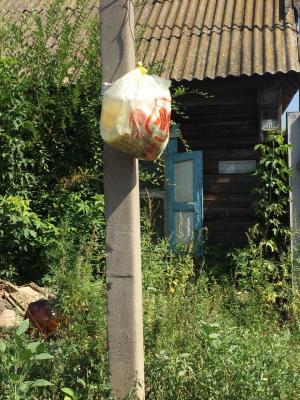 Жители Энгельсского района начали делать из мешков с мусором гирлянды