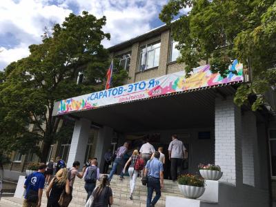 В саратовской школе Вячеслава Володина встречают плакатом с ошибкой