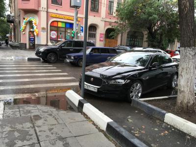 Три элитных иномарки заблокировали пешеходный переход