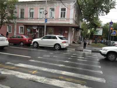 Три элитных иномарки заблокировали пешеходный переход