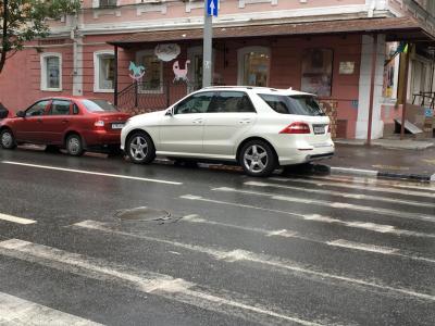 Три элитных иномарки заблокировали пешеходный переход