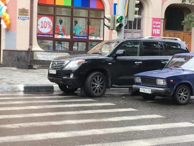 Три элитных иномарки заблокировали пешеходный переход